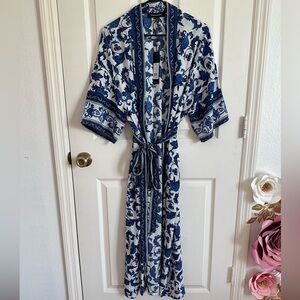BCBG MAXAZRIA Women’s Floral Print Kimono. XS/S